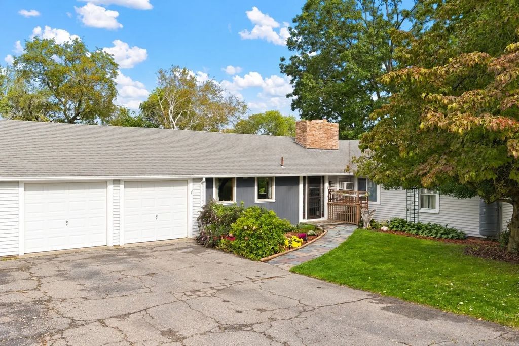 8 Bloomfield Ave, Middleboro