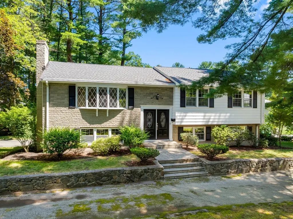 71 Colonial Dr, Reading