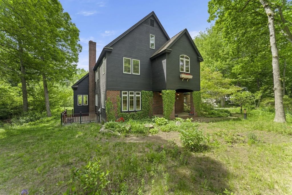 28 Vincent Rd, Mendon