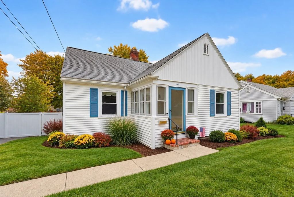 24 Oak St, Medfield