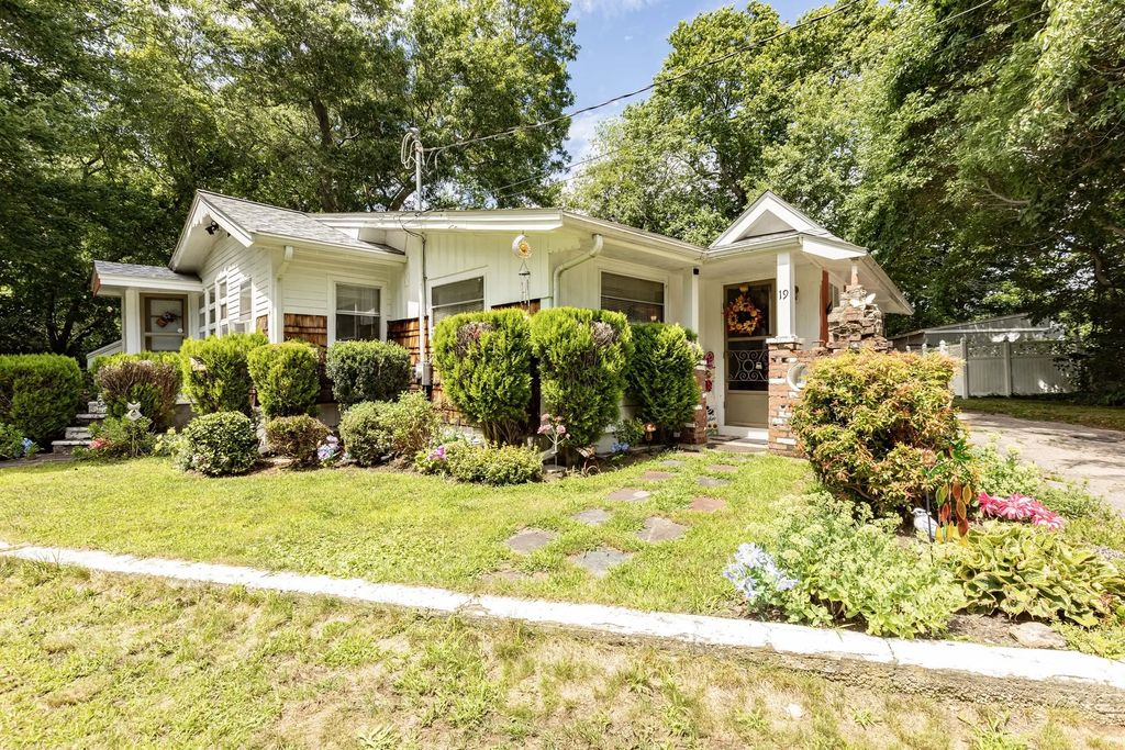 19 Carver St, Whitman
