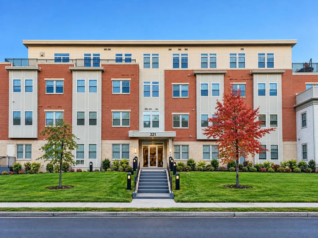 321 Hammond Pond Pkwy #103, Brookline