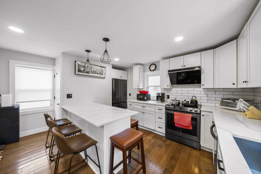 2 Stones Ct, Framingham