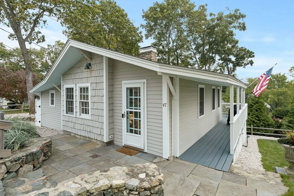 47 Elm Ct, Cohasset