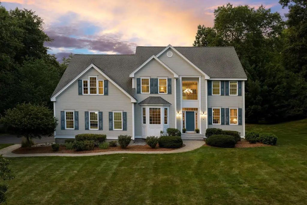 8 Trailside Way, Westford