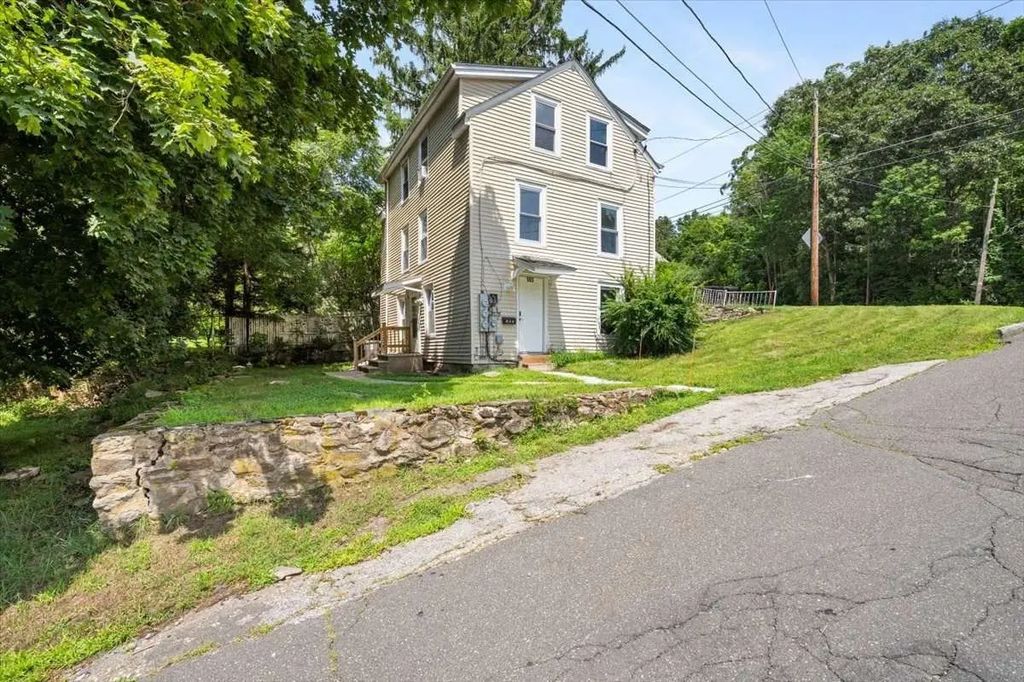 165 Pleasant St., Southbridge