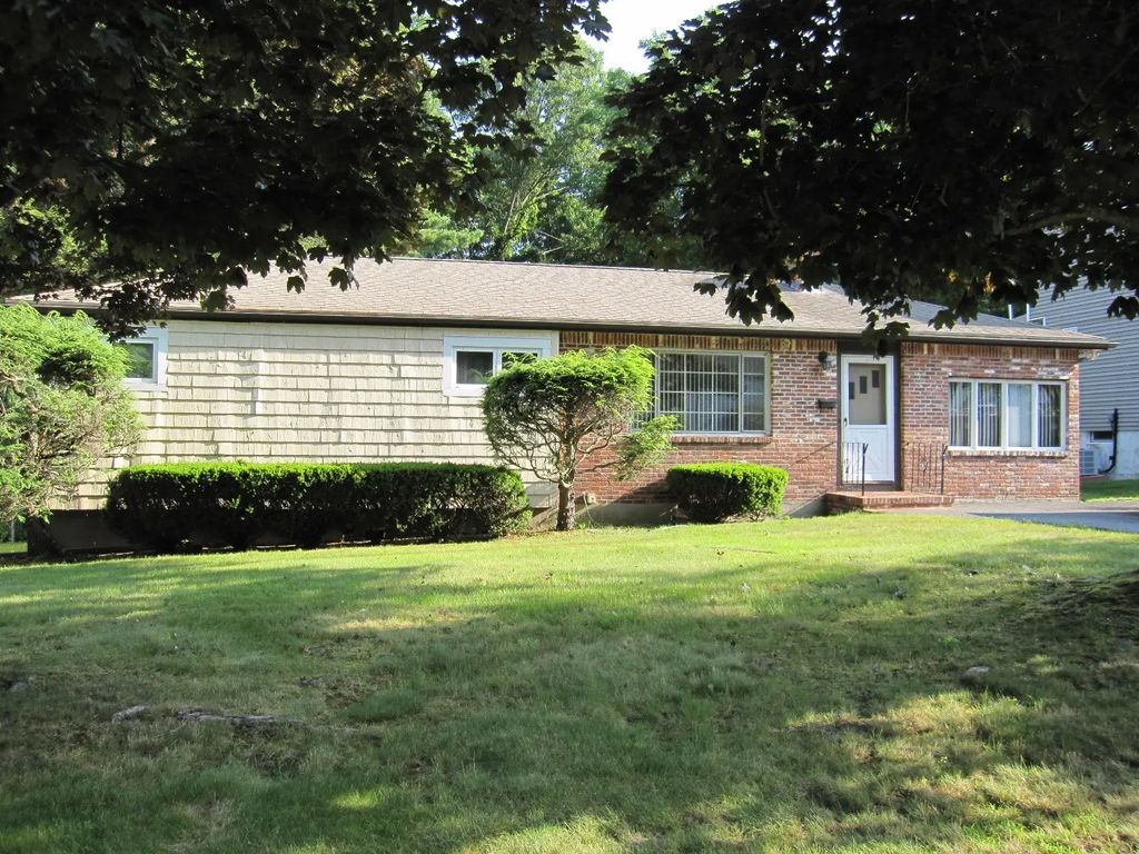 15 Lilian Road, Framingham