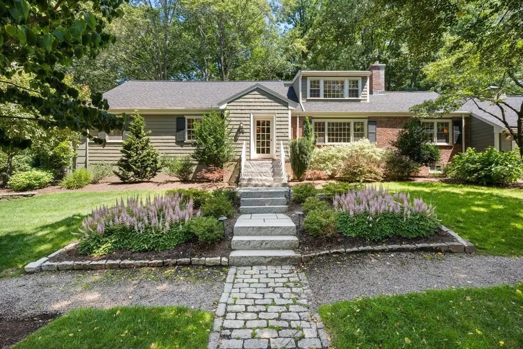 44 Valley Rd, Brookline