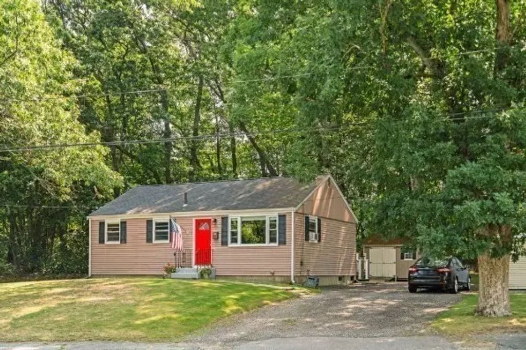 4 Edward Cody Ln, Weymouth