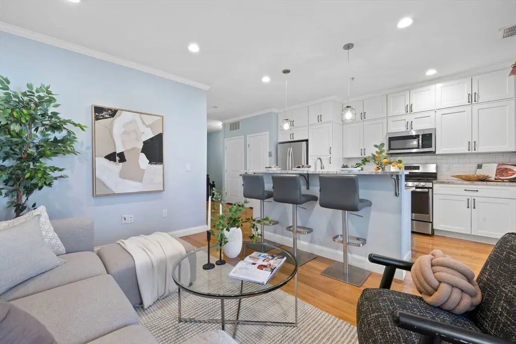 242 W 5th St #3, Boston