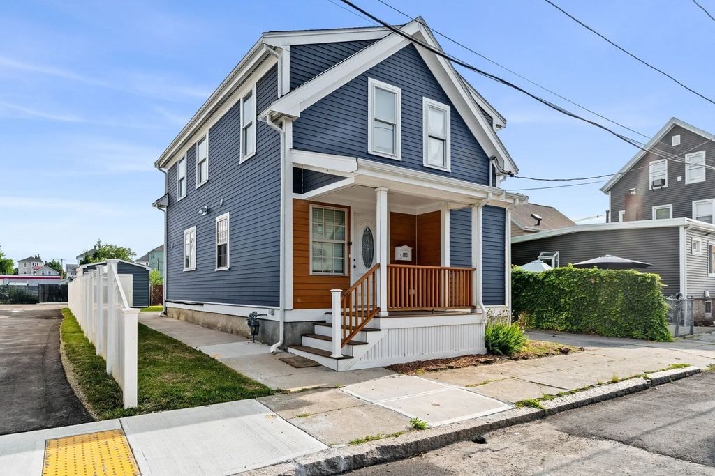 883 Grinnell St, Fall River