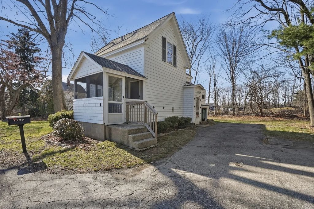 4 County Lane, Easton