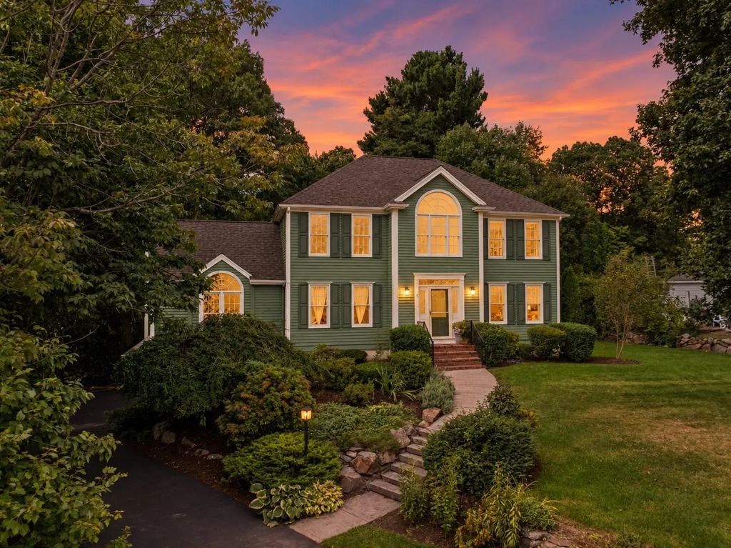 8 Dennison Ct, Stoughton
