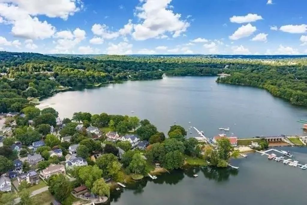 30 Lake Shore Drive, Arlington