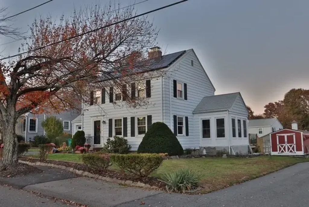 28 Cobb Ln, Lynn