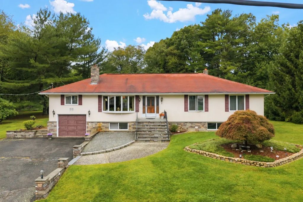 15 Madison Ct, Westport
