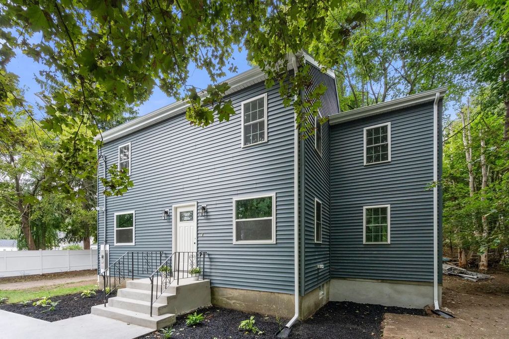 122 York St, Stoughton