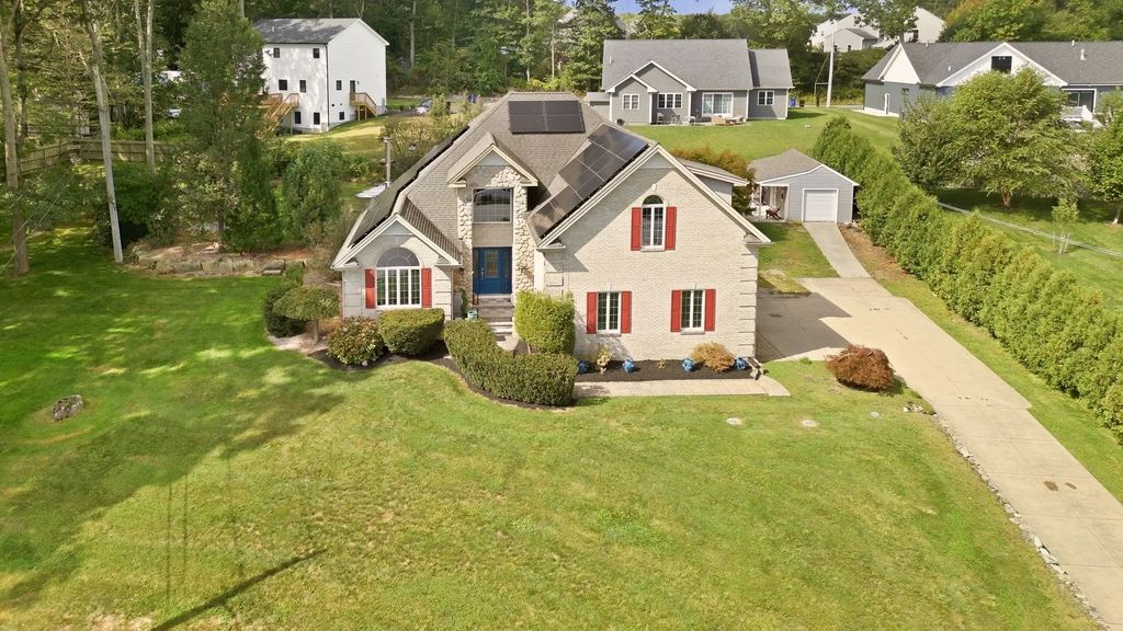 33 Flores, Fall River