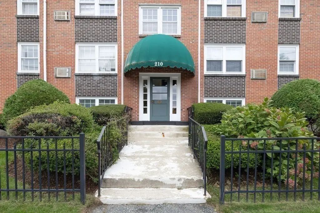 210 Hillside Ave #32, Needham