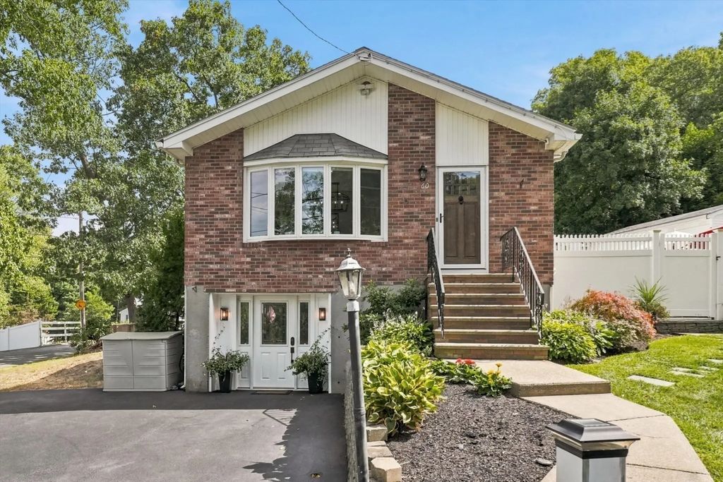60 Hobson St, Saugus