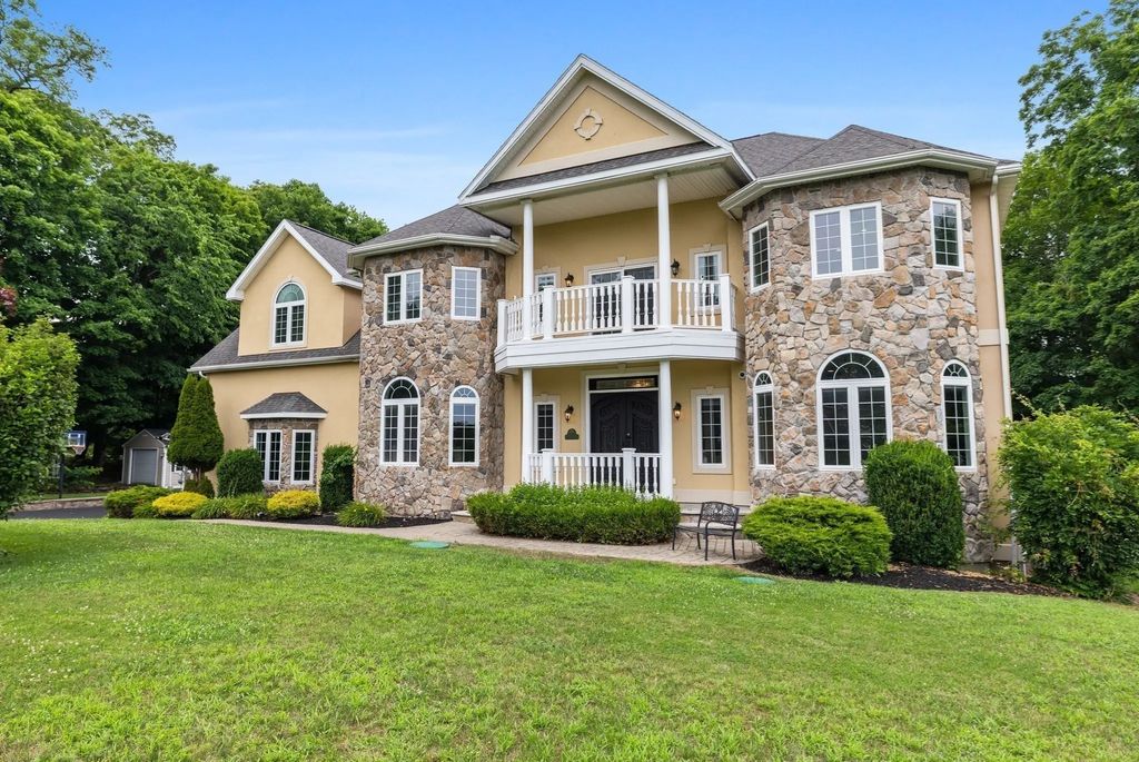 2 Bridle Path, Lynnfield