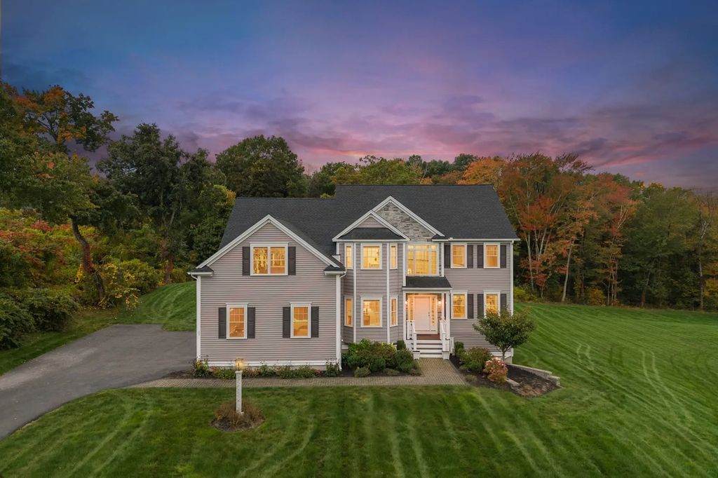 17 Chamberlain Rd, Westford