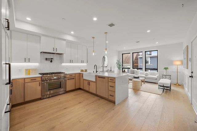 136 West 8th #3, Boston