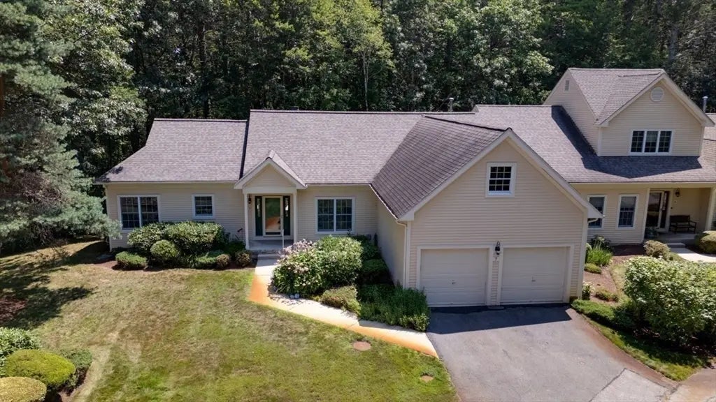 7 Stonegate Ln #7, Bedford