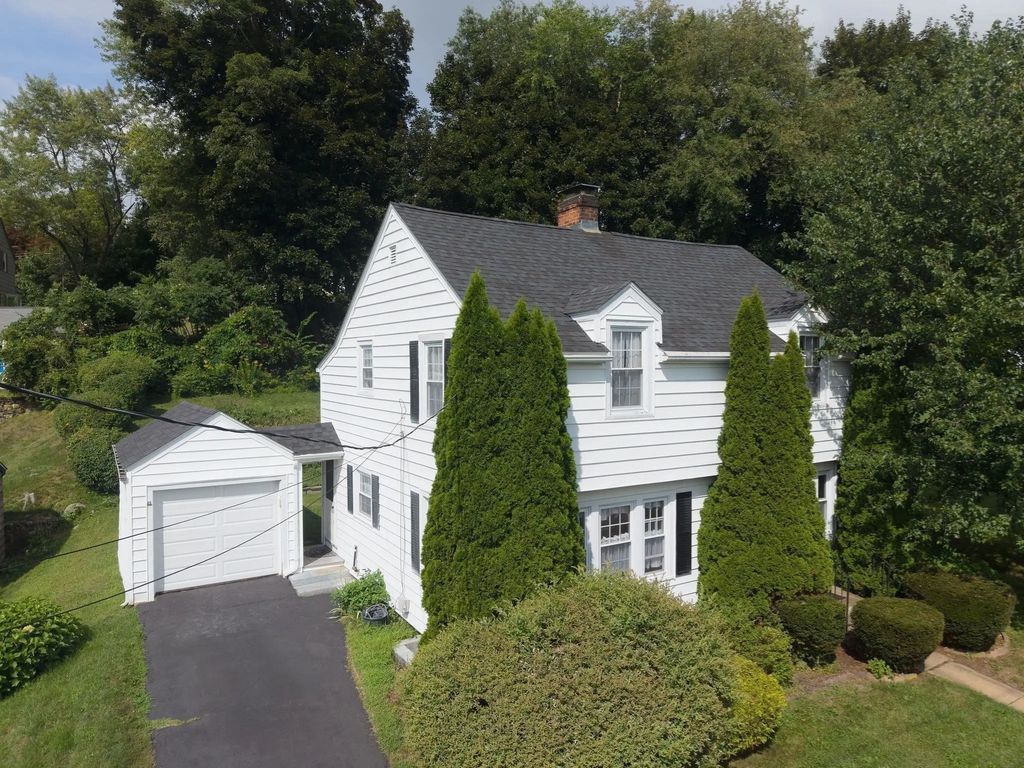 25 Westwood Pkwy, Southbridge
