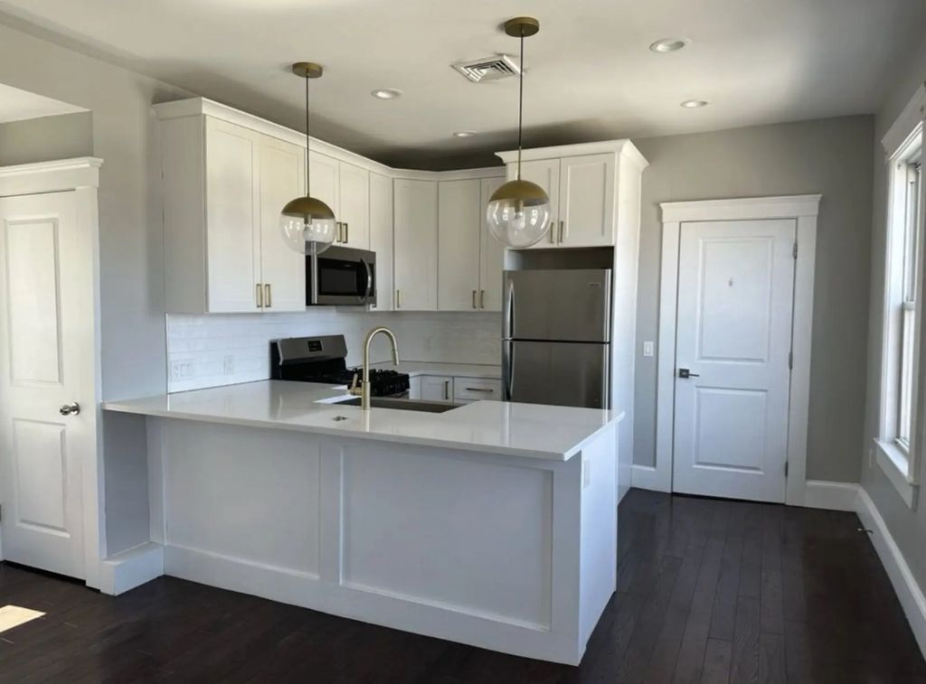183 Chelsea St #2, Everett