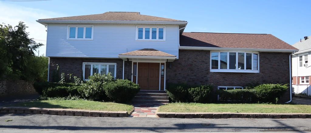 22 Pitcairn St, Revere