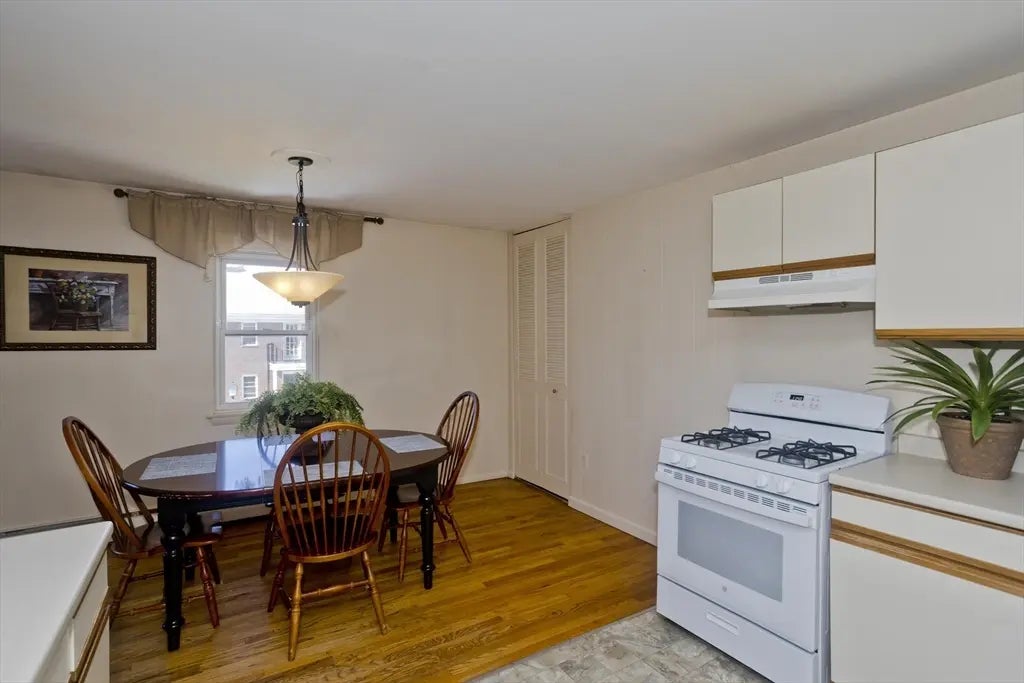 34 Regency Park Dr #34, Agawam