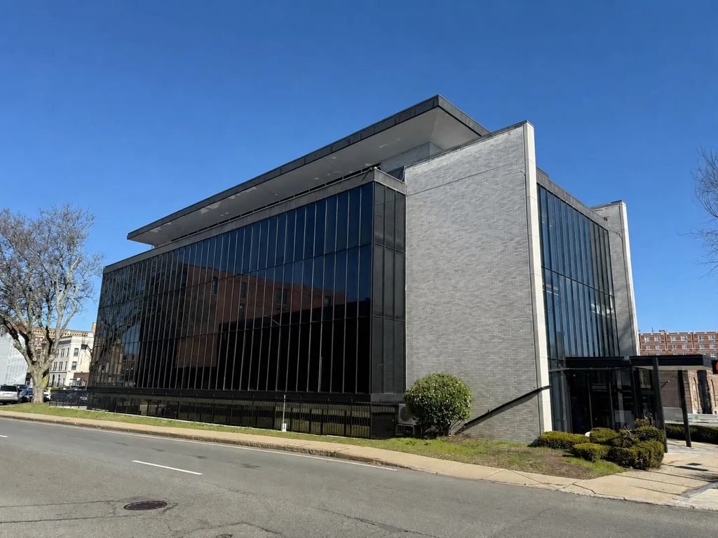 21 George St #400, Lowell