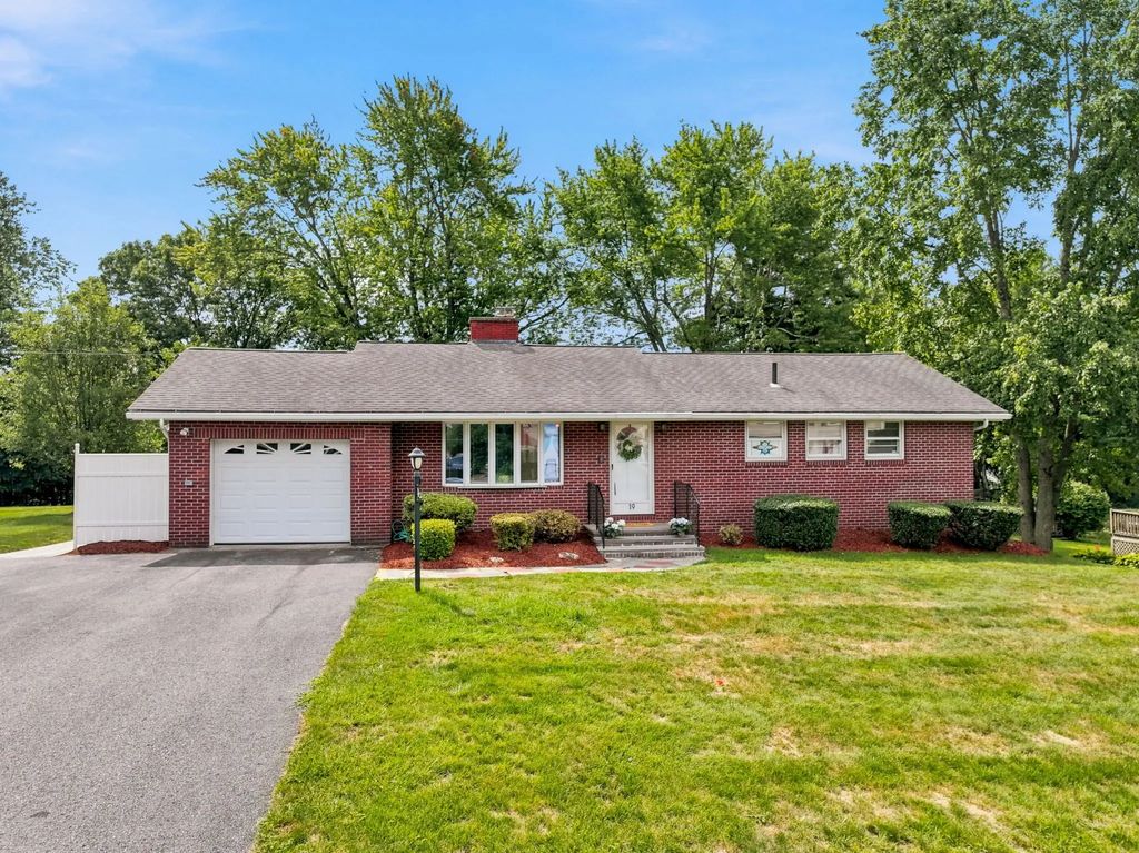 19 Champlain Dr, Hudson