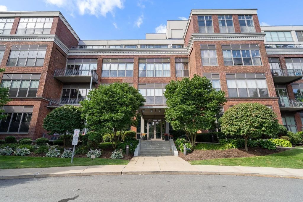 156 Porter St #327, Boston