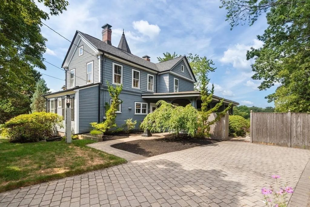 8 Leonard Cir, Medford