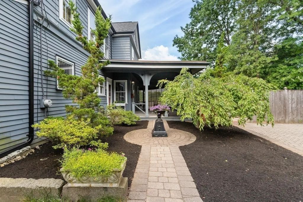 8 Leonard Cir, Medford