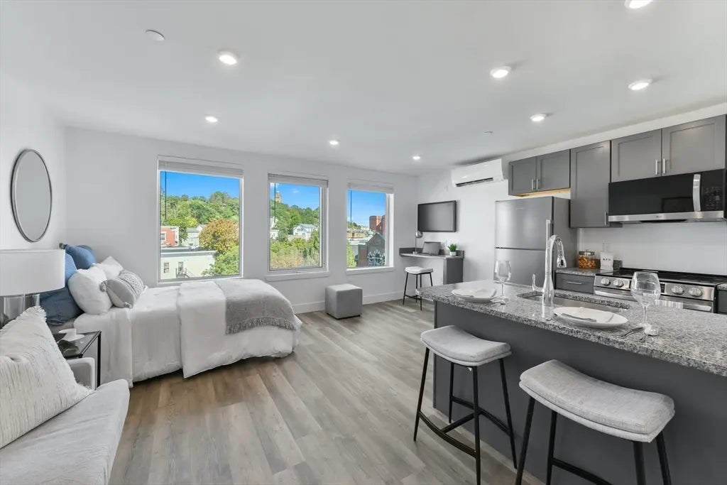 585 Essex St #411, Lynn