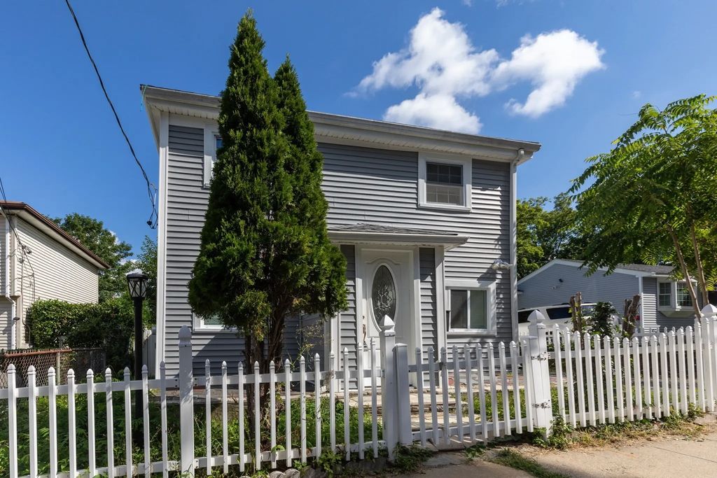 452 Tecumseh St, Fall River