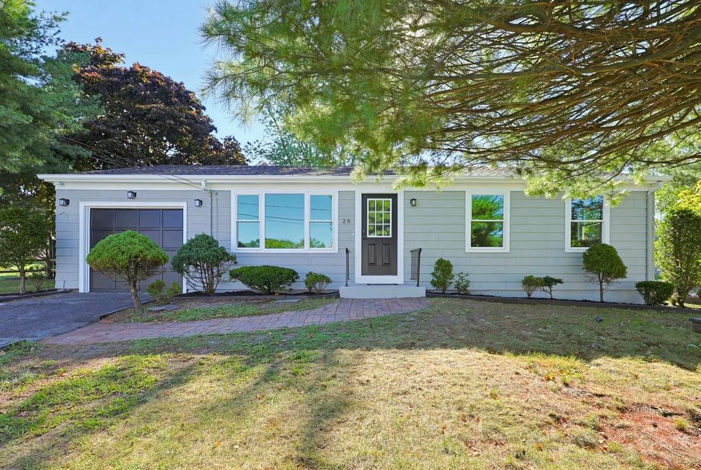 28 Deerfield Rd, Attleboro