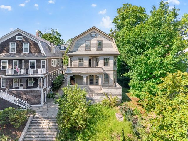 103-105 Colbourne Crescent, Brookline