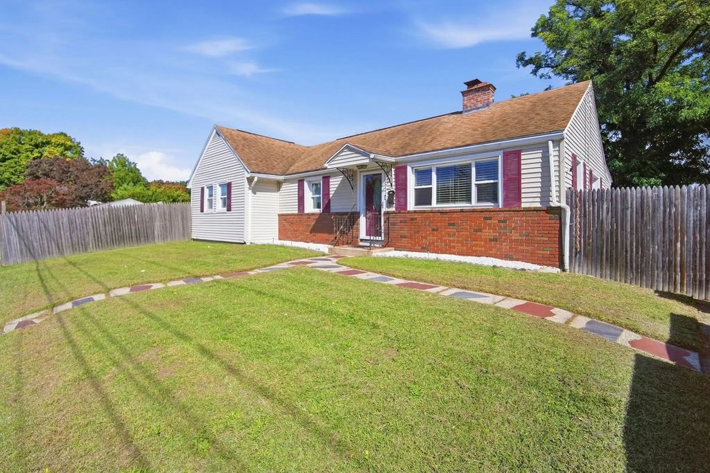 150 Lawndale St, Chicopee