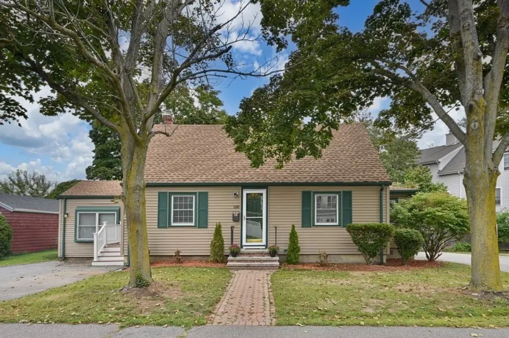 128 Collins St, Danvers