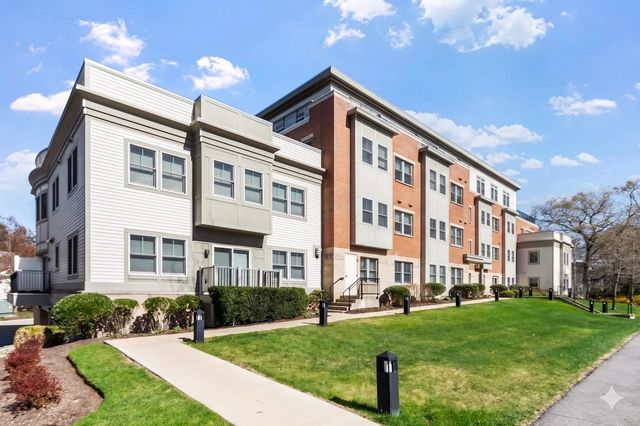 321 Hammond Pond Pkwy #103, Brookline