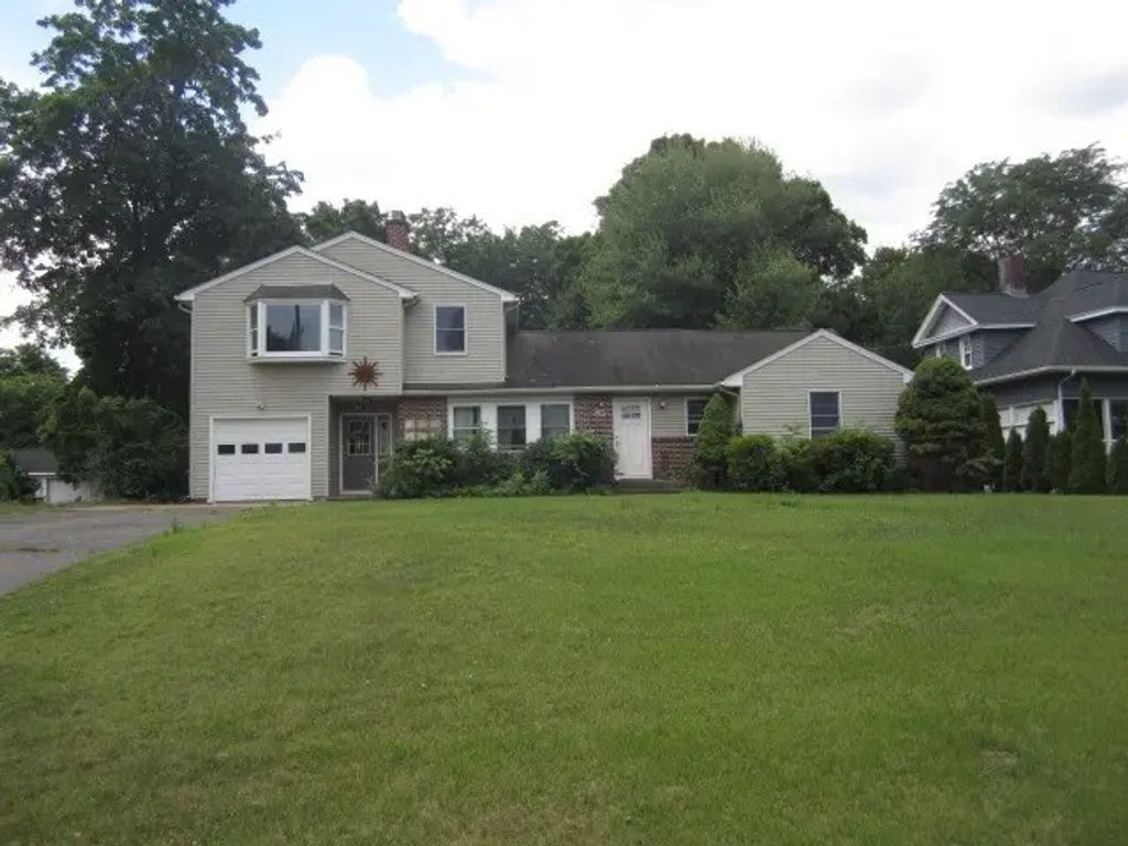 85 Maple Rd, Longmeadow