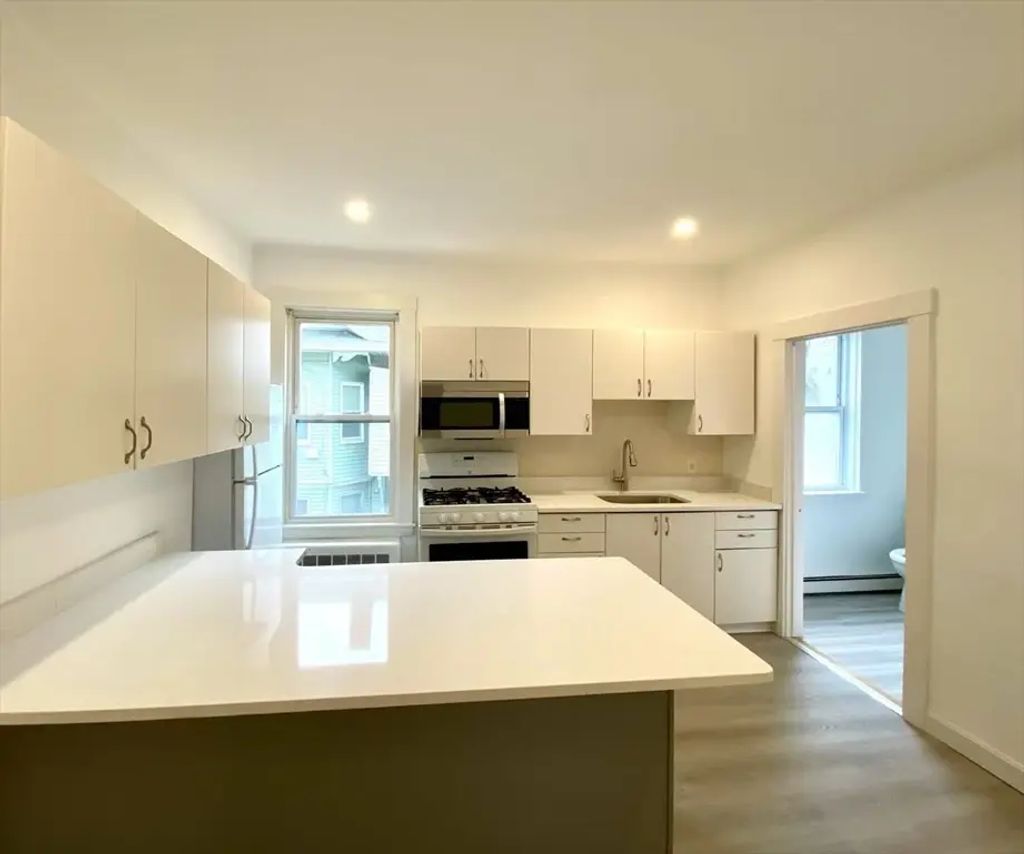 18 Howard St #2, Waltham