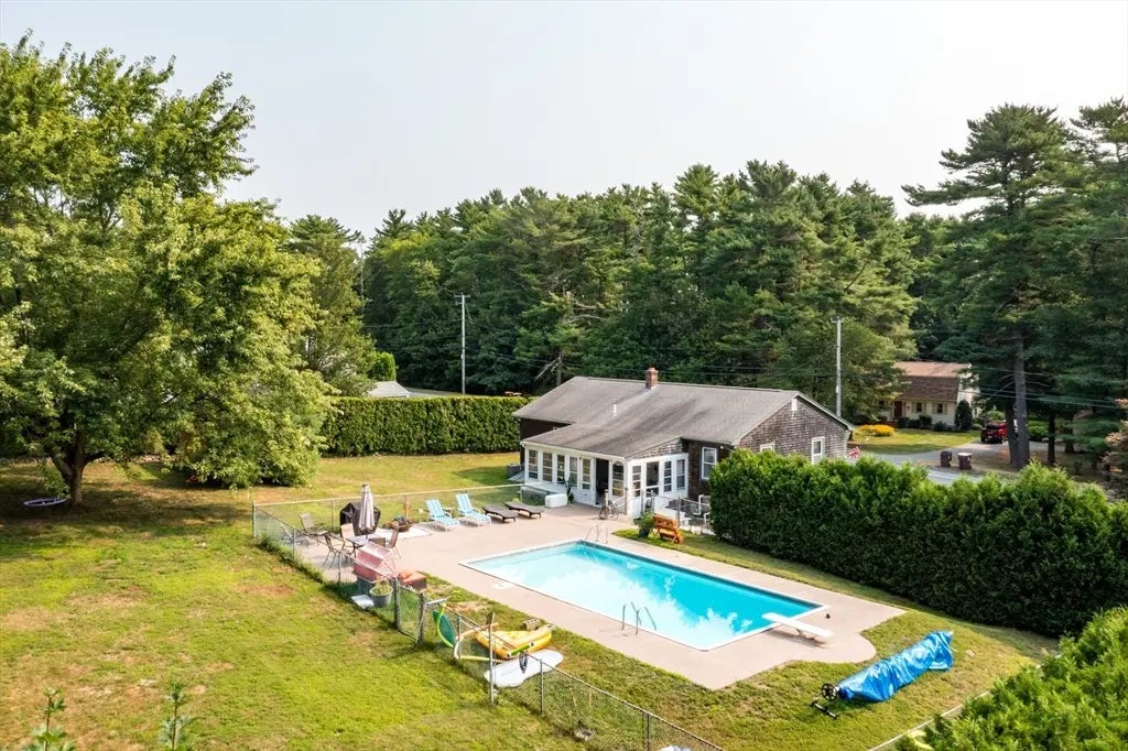 649 Middle Rd, Acushnet
