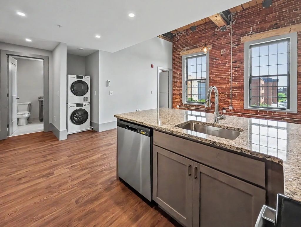 90 Grove St #408, Worcester