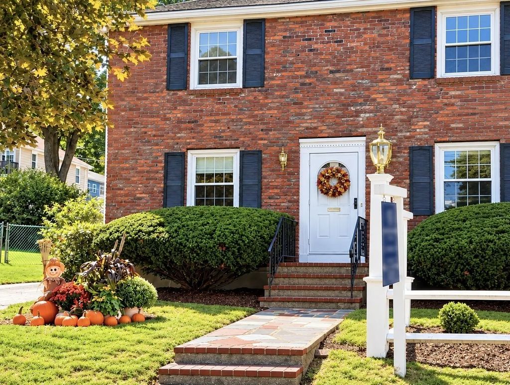 37 Nahanton Ave, Milton