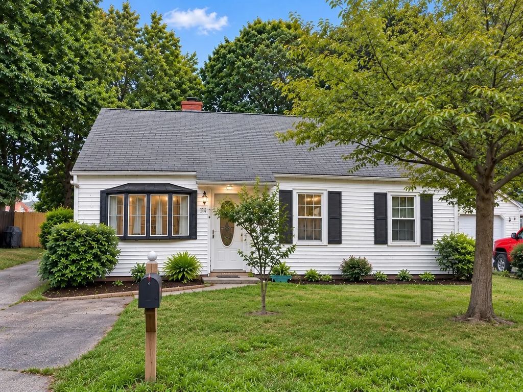 19 Rayburn Rd, Stoughton
